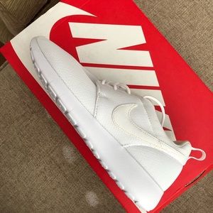 BRAND NEW NIKE ROSHE ONE